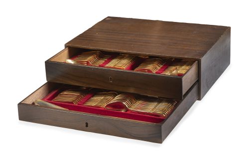 Cubertería de doce servicios de plata vermeille con marca P