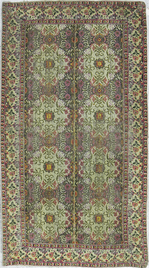 Alfombra en lana con decoración de flores.Cuenca, S. XIX.