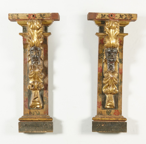 Pareja de ménsulas en madera tallada, estucada y policromad