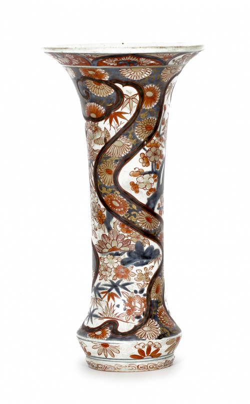 Jarrón en porcelana Imari con decoración de flores y pájaro