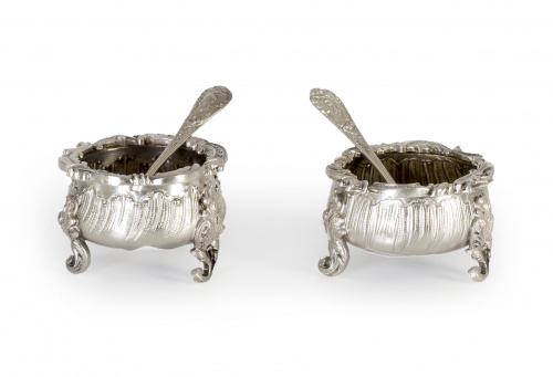 Pareja de saleros de plata con cucharas.Francia, S. XIX