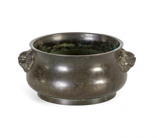 Incensario en bronce con asas en forma de cabeza de león.C