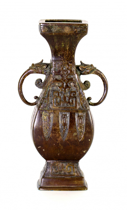 Jarrón en bronce con asas en forma de dragón y decoración i