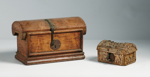 Arqueta en madera tallada, el interior con el águila bicéfa