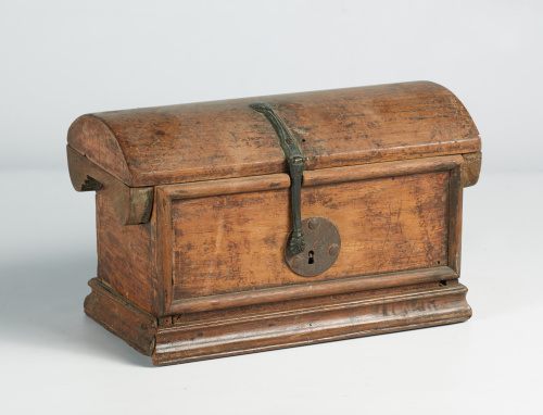 Arqueta en madera tallada, el interior con el águila bicéfa