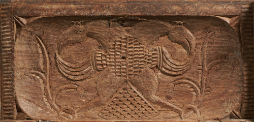 Arqueta en madera tallada, el interior con el águila bicéfa