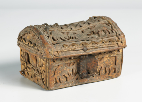 Petaca en cuero con figuras zoomorfas autóctonas.Virreinat