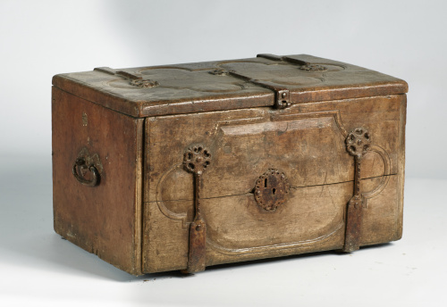 Arca-escribanía en nogal tallado con decoración geométrica.