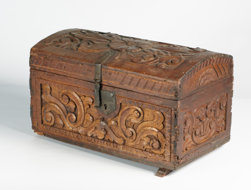 Baúl pequeño en madera tallada con flores y roleos.Virrein