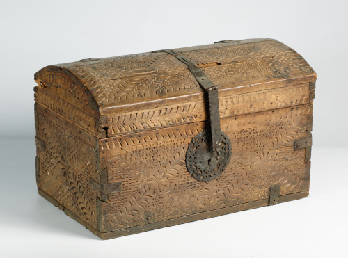 Baúl pequeño en madera tallada a uñazo.Virreinato del perú