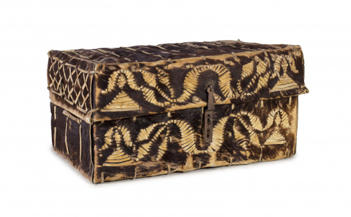 Maleta de piel de vaca.Trabajo mejicano, S. XVII