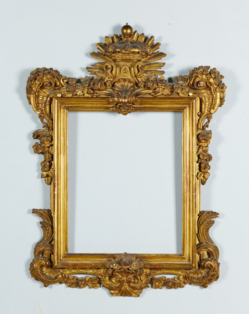 Importante marco Fernando VI en madera tallada y dorada. T