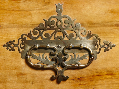 Arcón Luis XIV en arce montado con latón. Trabajo francés,