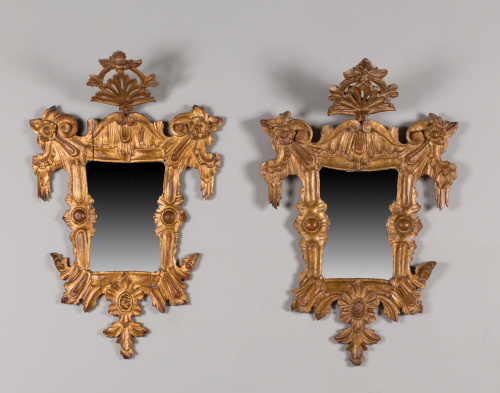 Pareja de cornucopias de madera tallada, estucada y dorada.