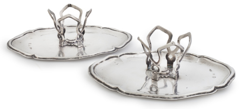 Pareja de mancerinas Carlos IV de plata en su color. Con ma