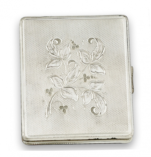 Polvera en plata con decoración de fondo gilloché y flores 