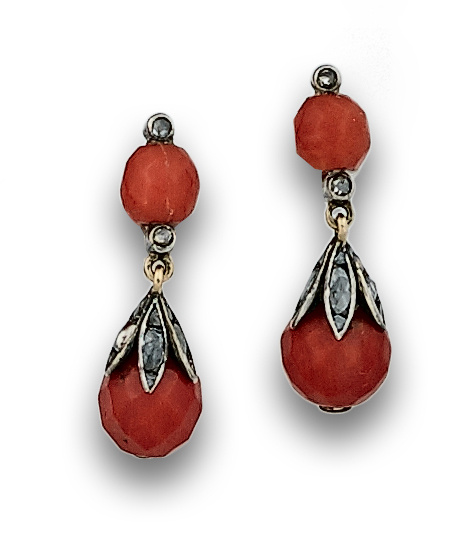 Pendientes largos s.XIX con coral mediterráneo facetado y c