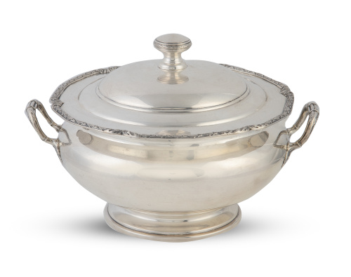 Sopera circular con tapa de plata con decoración de hojas. 