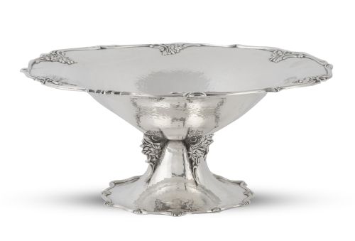 Frutero de piel alto de plata decorado con flores y hojas e