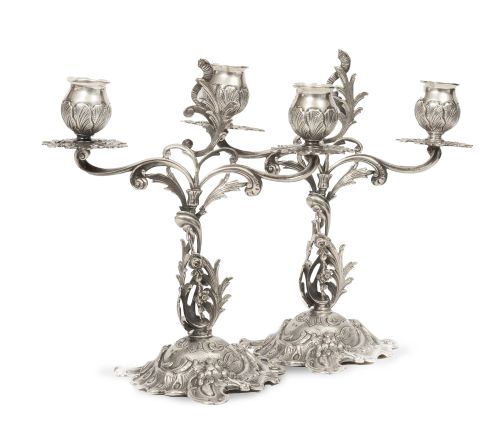 Pareja de candelabros de dos brazos de luz de plata, con de