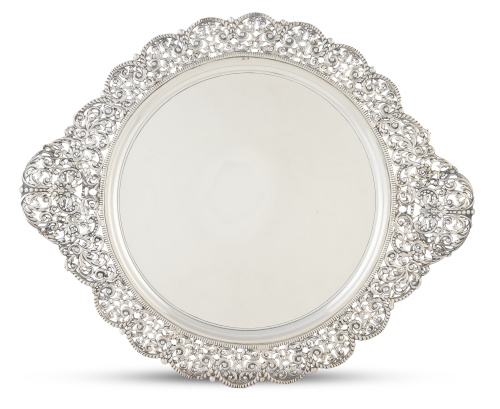 Bandeja circular de plata con périmetro calado. Con marcas.