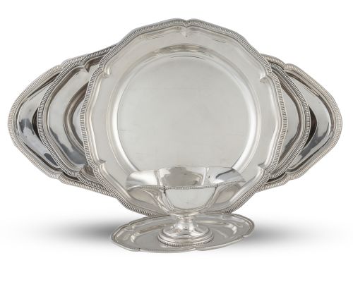 Lote de dos fuentes ovales y una circular de plata y una sa