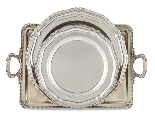 Lote de dos bandejas circulares y una bandeja rectangular c