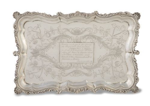 Bandeja rectangular de plata con flores grabadas y cartela 