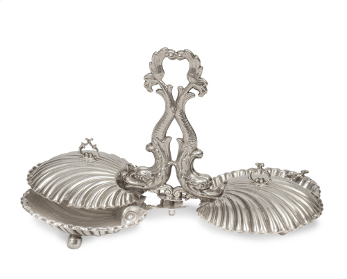 Especiero de plata, con soporte modelado por delfines.Esp