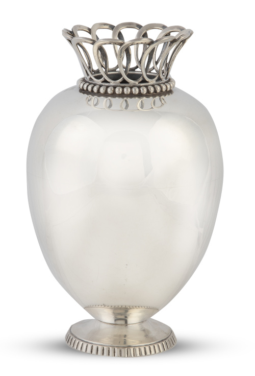 Jarrón globular de plata. Con marcas.S. XX.
