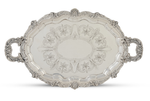 Bandeja oval con asas de plata con decoración grabada y dec