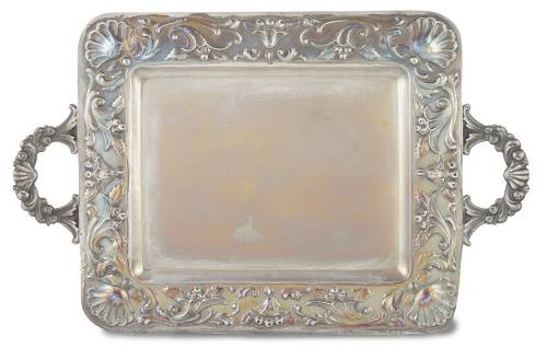 Bandeja rectangular de plata decorada con veneras en asas y