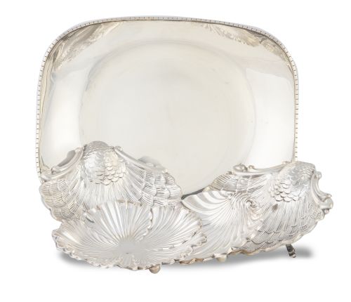 Lote de cinco piezas de plata, alguna con forma de venera.