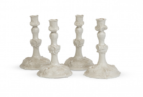 Cuatro candeleros estilo rococó en porcelana esmaltada.Nyn
