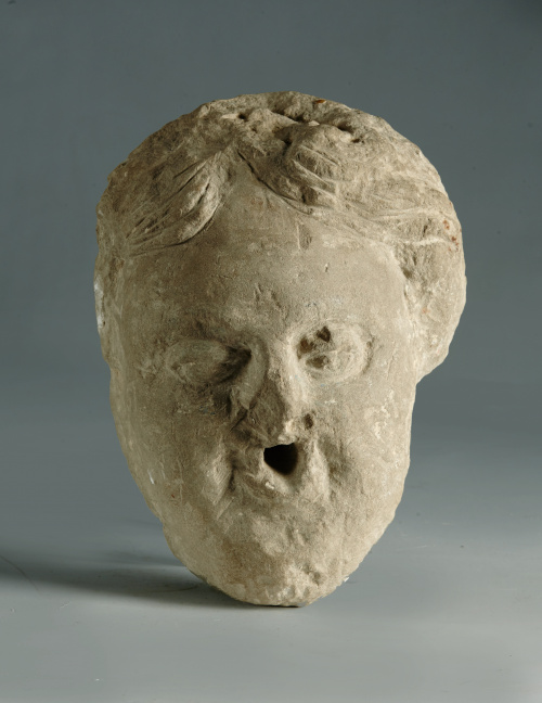 Cabeza femenina para fuente, esculpida en piedra caliza.S.