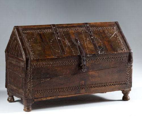 Arqueta-limosnera de madera de nogal con tapa a dos aguas, 