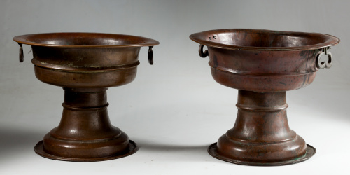 Pareja de Braseros en cobre repujado, con asas laterales.E