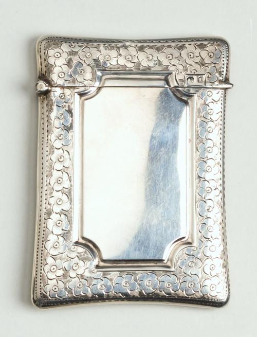 Tarjetero de plata moldurado y grabado  con motivos florarl