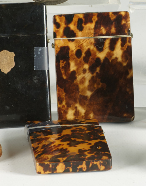 Tres tarjeteros, dos de carey y uno de pasta simulando care