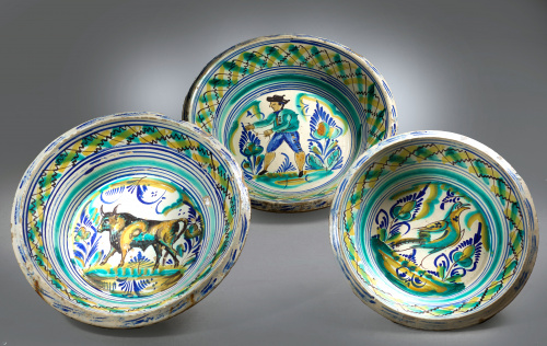 Lebrillo de cerámica esmaltada con un ave en el asiento.Tr