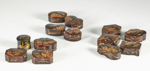 Juego de cinco cajas de madera lacada de negro, dorada y po