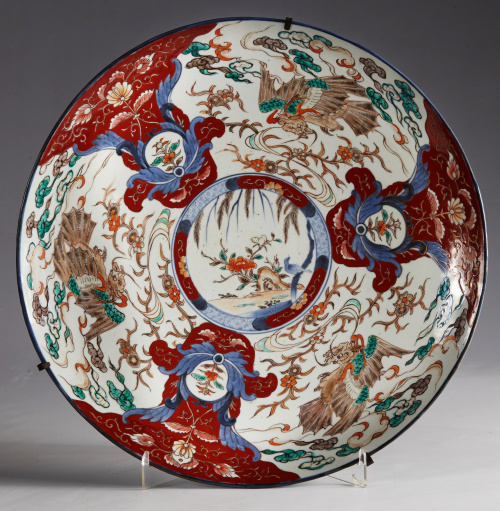 Plato en porcelana japonesa esmaltada, ff. S. XIX.