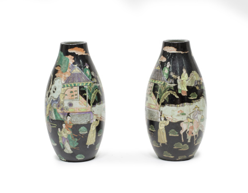 Pareja de jarrones en porcelana esmaltada de la Familia Neg