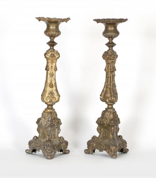 Pareja de hacheros de latón repujado de estilo barroco, h. 