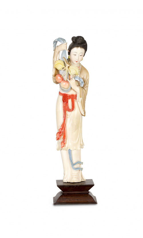 “Dama con rama de melocotones” escultura en marfil tallado 