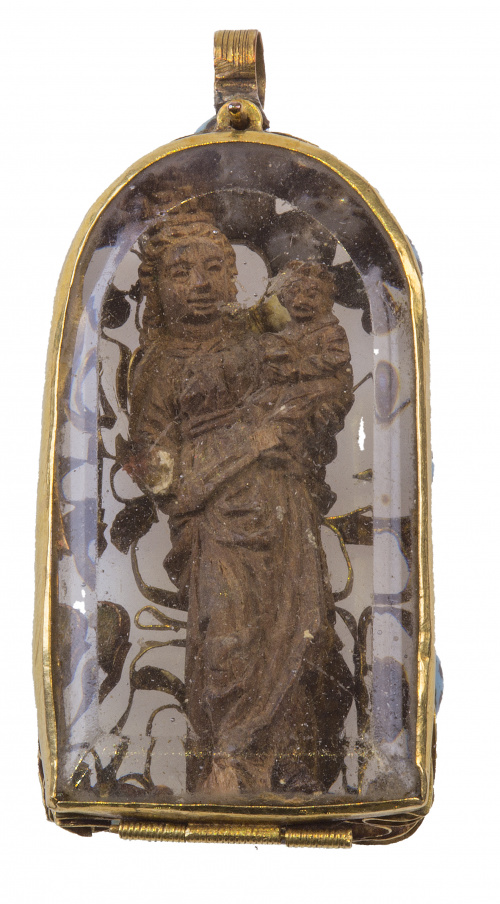 Colgante S. XVII en forma de capillita en oro calado con fo