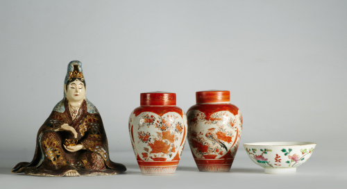 Guanyin en porcelana japonesa Satsuma esmaltada y dorada, f