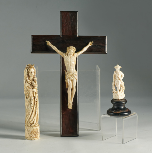 “Virgen con el Niño” en marfil tallado, siguiendo modelos d