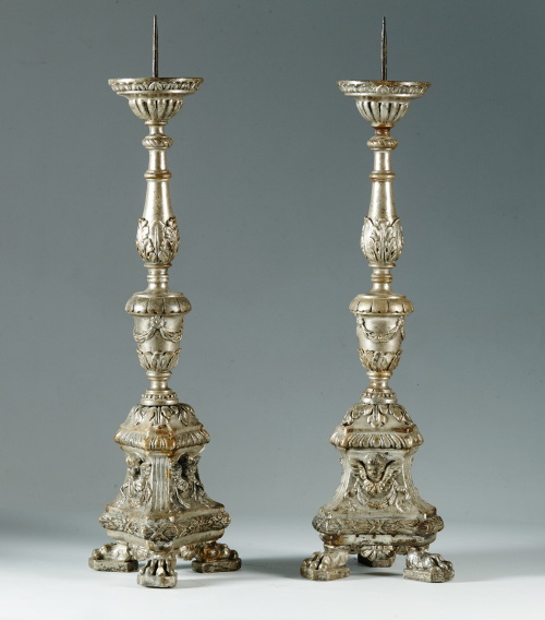 Pareja de hacheros neoclásicos en madera tallada, estucada 