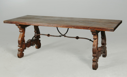 Mesa española en nogal tallado.En parte S. XVII